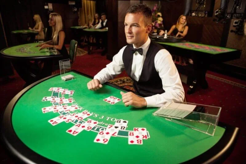 Dealer memandu permainan meja kasino live VIOS4D