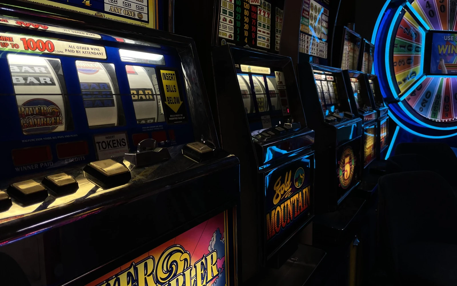 Antarmuka slot bertema dengan reel, simbol, dan elemen bonus